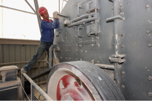 正在維護除塵設備